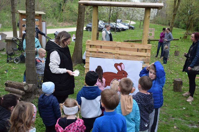 Velikonočni zajček v gozdni igralnici